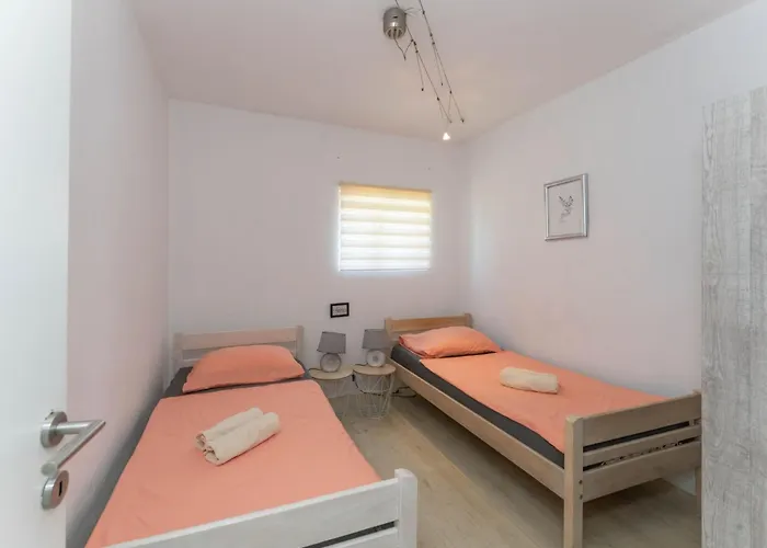 Sanda - Four Bedroom With Terrace Vikendica Gornji Karin