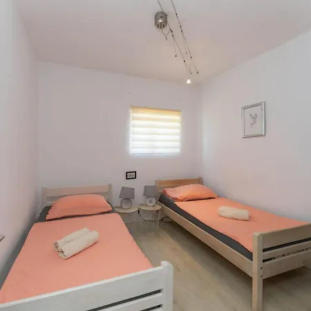 Sanda - Four Bedroom With Terrace Дом отдыха Горни-Карин