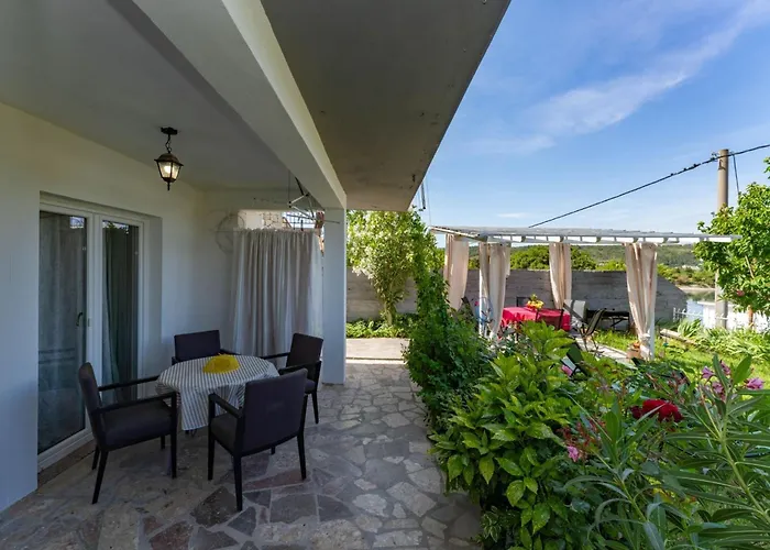 Semesterbostad Sanda - Four Bedroom With Terrace Gornji Karin
